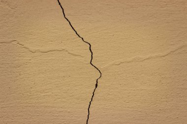 Tasarım için eski bir binanın duvarında ince koyu bir çatlak var.