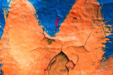 Metal bir yüzeyi kaplayan çatlak boyanın renkli grunge dokusu tasarım için güzel desenler