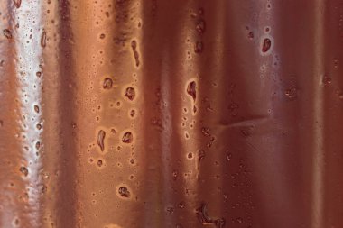 Koyu bir şişenin üzerinde yoğunlaş. Birayla yakın çekim. Heyecan verici bir düşüşün soyutlaması.