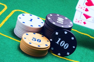 Poker geçmişi kumar ve kumarhane konseptinde çipler ve düşen kartlar oynuyor