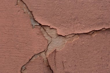 Eski bir binanın beton duvarını kaplayan kısmen soyulmuş boya dokusu tasarım için yakın plan grunge arkaplan