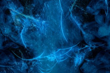 Gizemli doku soyutlaması, tasarım için gizemli mavi buhar arka planının arkasındaki camı çatlattı.