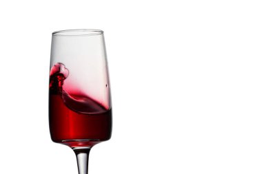 Kırmızı şarap, iştah açıcı alkolik içeceği şeffaf bir bardakta beyaz arka planda parlak ve güzel.