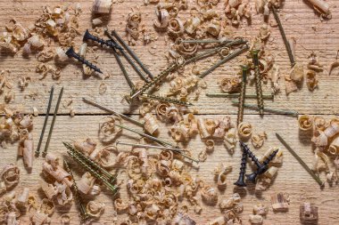 Bağlama araçları çiviler ve vidalar ahşap tahtalar üzerine uzanır ince cips doğrama ve ahşap konsepti ile kaplı