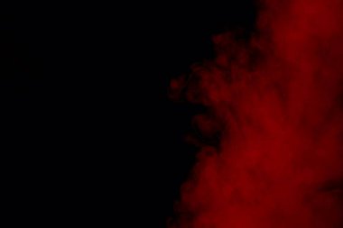 Kırmızı bir sigara buharı bulutunun oluşturduğu heyecan verici bir şablon esrarengiz bir soyutlama sigara içme konsepti.