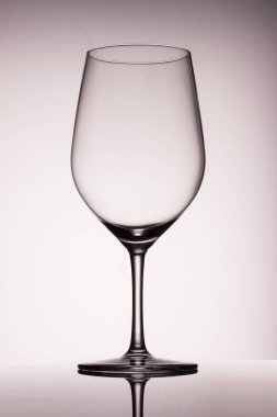 Gri arka planda güzel bir şarap kadehi En iyi alkollü içecekler için bir kap