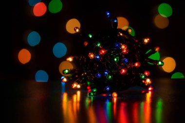 Arka planda bulanık yuvarlak ışık konsepti ve yeni yıl tatili şeklinde Noel çelenkleri.