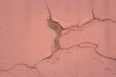 İnce çatlaklı eski bir binanın pembe desenli duvarı tasarım için gizemli bir atmosfer arkaplanı.