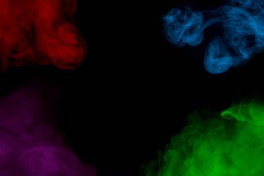 Karanlık bir arka planda renkli sigara buharı bulutları. tüttürme konsepti için farklı desenler sihirli ve büyüleyici soyutlama