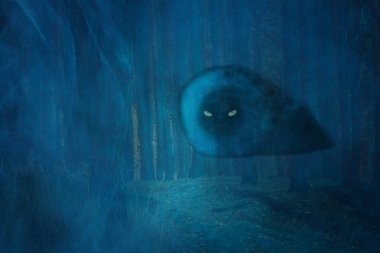 Gece ormanlarında sisle kaplı bir hayalet korkutucudur ve etrafta sadece uzun çam gövdeleri vardır. Canavarlar ve Cadılar Bayramı kavramı.