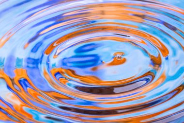 Lezzetli renkler suya yansıyor parlak sonbahar soyutlaması