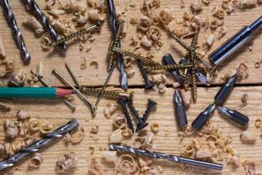 İşyerlerindeki çeşitli ahşap işçiliği araçları endüstri ve marangozluk kavramı