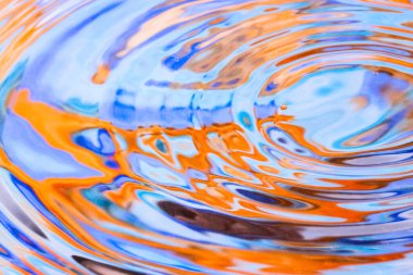 parlak soyutlama su yüzeyine yansıyan suluboya büyüleyici boya
