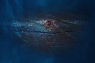 Mavimsi sis kaplı eski ahşap desenler saftır ve kimse tasarım için gizemli gece duvar kağıdı kullanmaz.