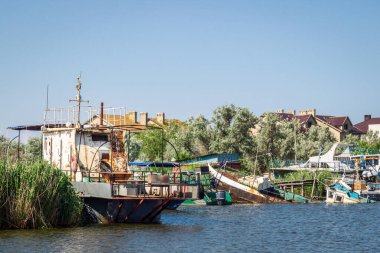 Nehirde eski paslı balıkçı tekneleri