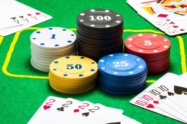 Poker çiplerinin parlak sütunları ve masa oyunları ve kumarhane konseptinin çeşitli kombinasyonları