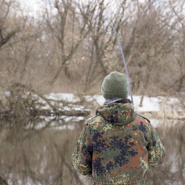 Balıkçı baharın başlarında balık tutma kavramını kaldırarak nehre bakar.