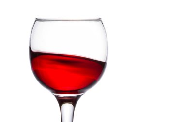 Beyaz arka planda güzel bir bardakta üzümlerden yapılan kırmızı şarap alkollü içecek.