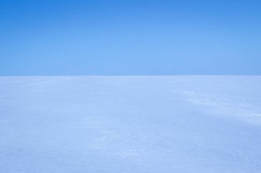 Sonsuz kış çölü aydınlık gün soğuk mevsimin güzelliği saftır ve mavi gökyüzünün altında kimse yoktur.