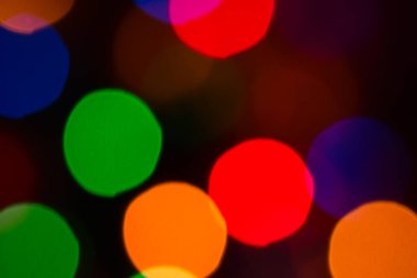 Parlak noel soyutlaması aydınlık ışıkları bulanıklaştırdı. Yeni yıl ve Noel çelenkleri konsepti.