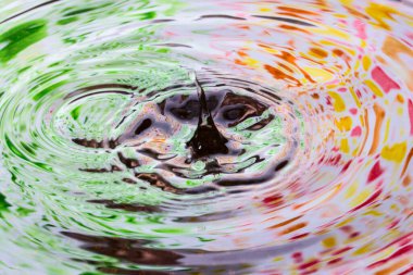 Yaz ve sonbahar mevsimlerini değiştiren su kavramına parlak renkler yansıyor.