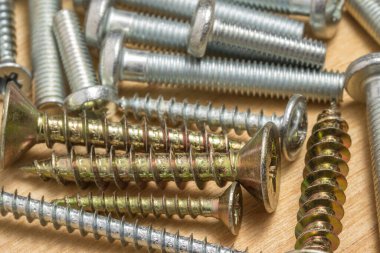 parlak altın renkli benlik vida ve gümüşi cıvatalar yakın ahşap arka plan kavramı araçlar ve onarım