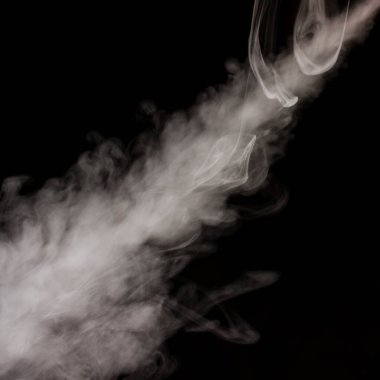 Sigara dumanının gri rengi arka planda sigara ve bağımlılık kavramı üzerine eğik