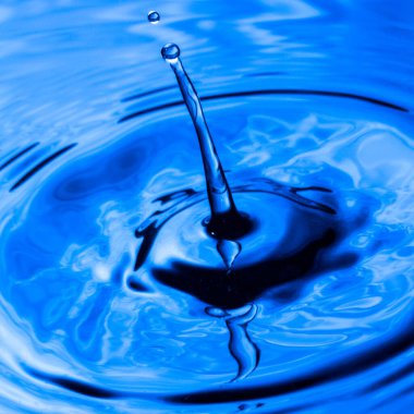 güzel bir damla koyu mavi su heyecan verici bir sıçrama konseptine yakın doğa ve çevre