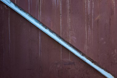 Metal tasarım konsepti için köşegen kiriş yakın grunge arka planı ile paslı metal dokusu