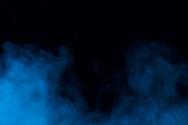 Karanlık bir arka plan kavramı olan sigara ve bağımlılık üzerine mavi yoğun çift bulutları