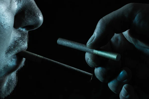 Сигарета Рту Руке Закрыть Темном Фоне Концепцию Курения Вредных Привычек — стоковое фото