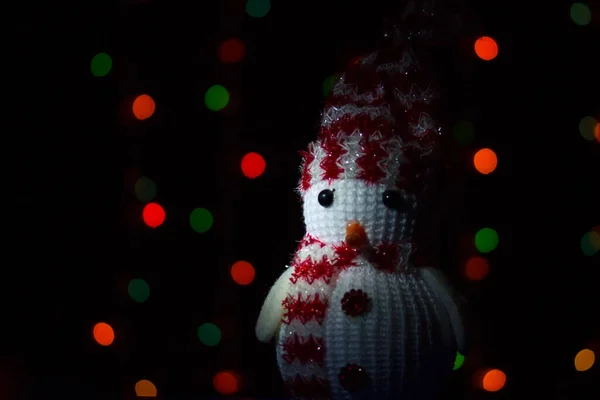 Рождественская Игрушка Белый Снеговик Красной Шляпе Размытом Фоне Гирлянды Концепция — стоковое фото