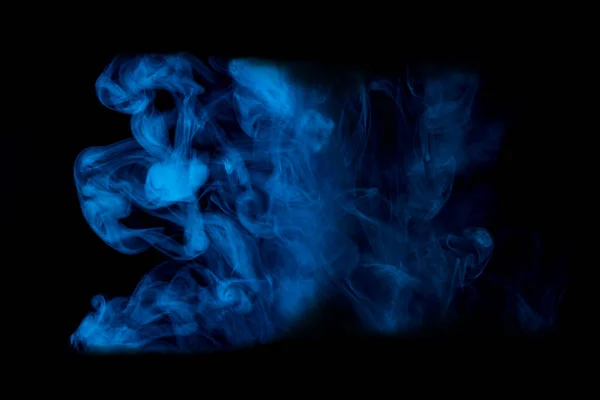 迷人的蓝色图案深色背景下神秘的香烟蒸气有色吸烟概念抽象设计 — 图库照片