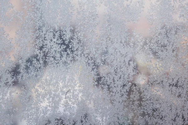 Srebrzyste Wzory Lodu Tajemnicze Urocze Zamarzniętym Oknie Bliska Zimowe Tło — Zdjęcie stockowe