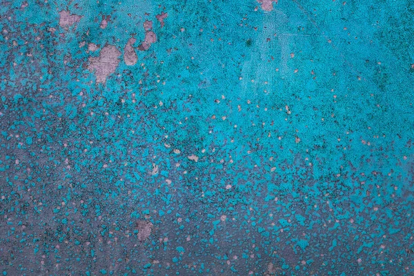金属表面を覆う亀裂のある塗料の明るい青色のテクスチャデザインのための産業背景をクローズアップ — ストック写真