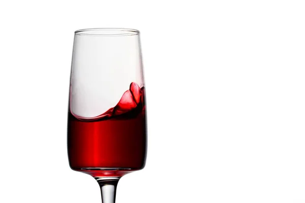 Deliciosa Salpicadura Brillante Vino Tinto Una Copa Alta Sobre Fondo —  Fotos de Stock