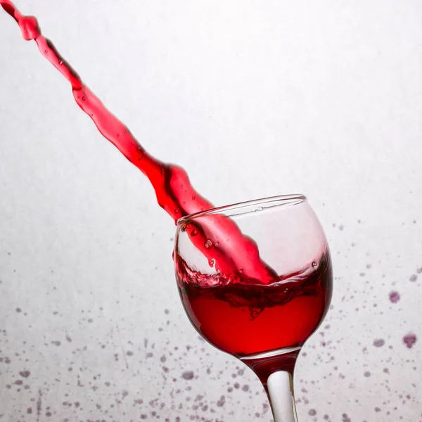 Poderosa Corriente Vino Tinto Voló Desde Vaso Inclinado Sobre Fondo —  Fotos de Stock