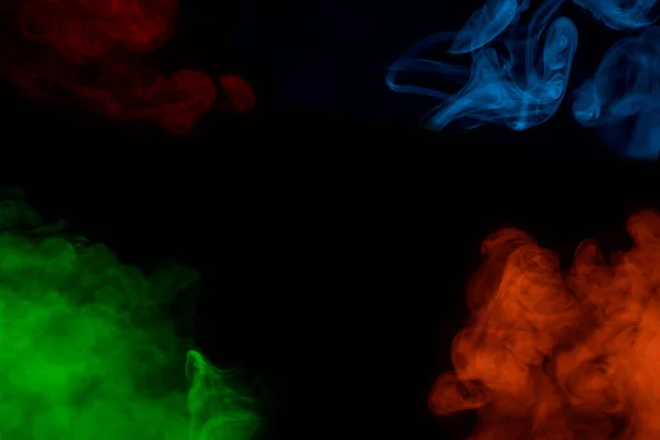 Чотири Барвисті Яскраві Хмари Сигаретної Пари Чорному Тлі Містичні Візерунки — стокове фото