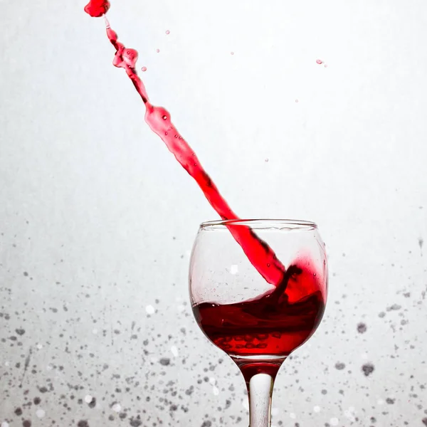 Vörösbor Patak Átlósan Repül Egy Üvegből Szürke Elvont Háttérrel Foltokkal — Stock Fotó
