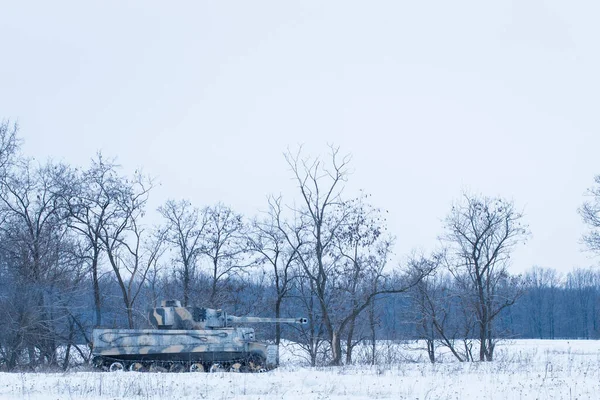 Tank Karla Kaplı Bir Alanda Duruyor Savaşa Hazır Savaş Kavramı — Stok fotoğraf