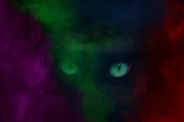 Zielone Błyszczące Oczy Mistycznego Demona Ukrytego Wielobarwną Tajemniczą Mgłą Halloween — Zdjęcie stockowe