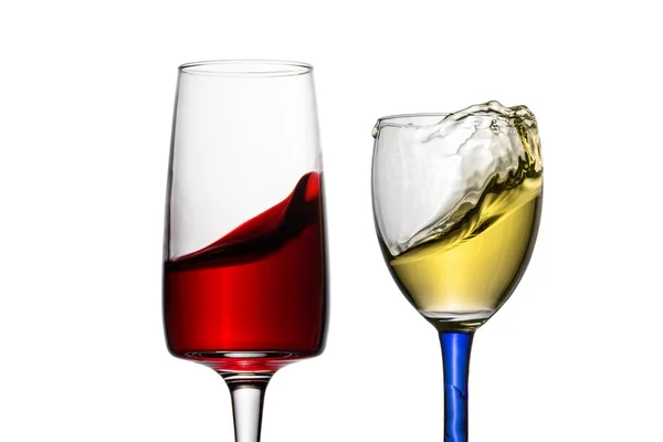 デザインアルコールのコンセプトのための異なるエレガントなガラスのクローズアップオブジェクトで赤と白のワインのエキサイティングな波 — ストック写真