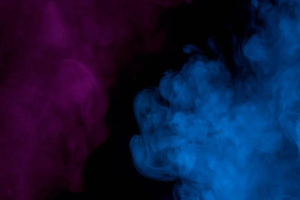 Deels Heldere Charmante Patronen Van Sigarettendamp Een Donkere Achtergrond Gekleurd — Stockfoto