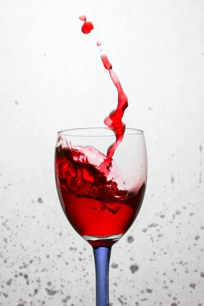 Θεαματική Βουτιά Του Κόκκινου Κρασιού Ένα Ποτήρι Ένα Έγχρωμο Στέλεχος — Φωτογραφία Αρχείου