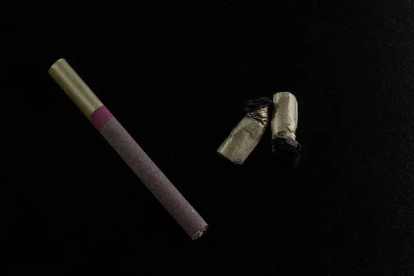 Szilárd Cigaretta Két Cigaretta Csikk Fekszik Sötét Háttérben Koncepció Dohányzás — Stock Fotó