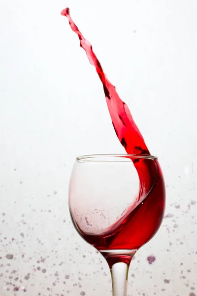 Hohe Welle Von Rotwein Einem Glas Auf Grauem Hintergrund Mit — Stockfoto