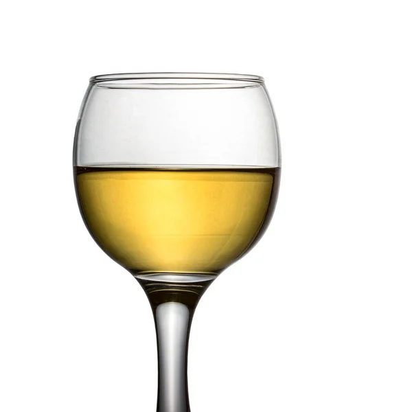 透明玻璃杯中的葡萄酒 根据葡萄酒精饮料的白色背景概念分离出来 — 图库照片