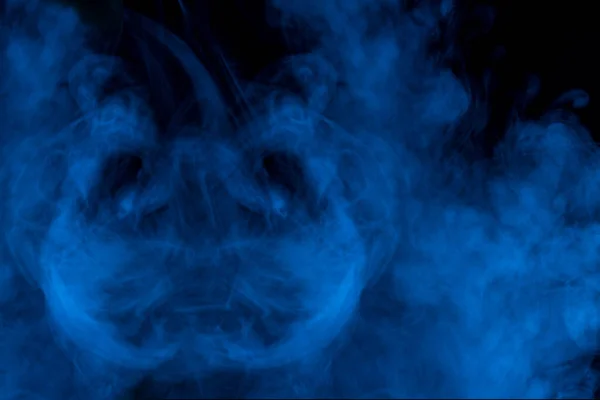 浓密的云雾中形成了迷人的蓝色香烟蒸气图案 用于设计的摘要 吸烟的概念 — 图库照片