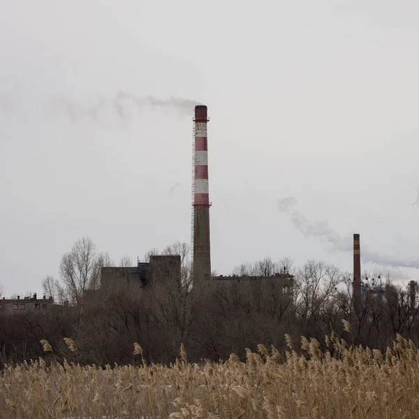Wysoka Instalacja Rurowa Produkuje Dym Koncepcji Zanieczyszczenia Atmosfery — Zdjęcie stockowe