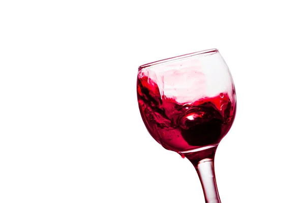 白を基調としたグラスの中のピンクワインのスプラッシュブドウから作られた人気のアルコール飲料の概念 — ストック写真